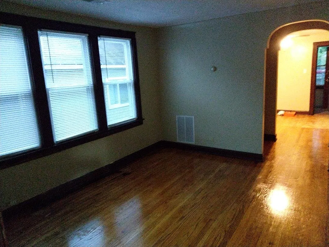 Large 2 bedroom with heated rear Porch — Photo 2