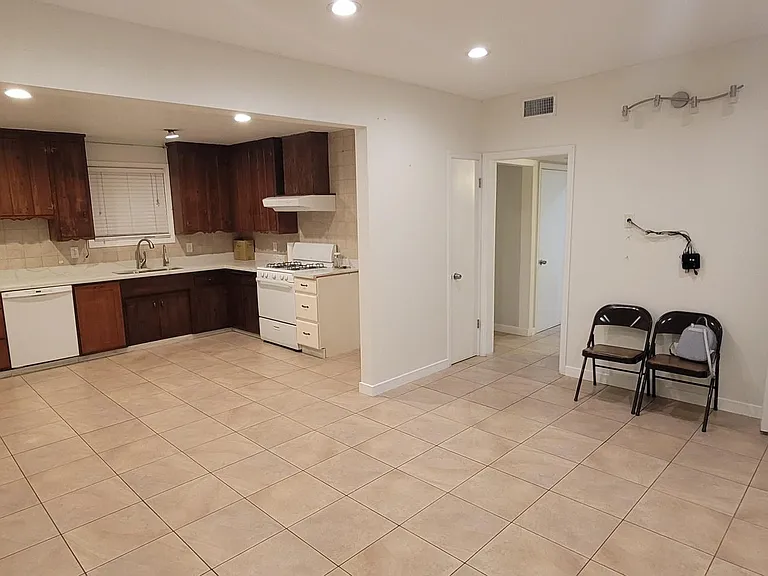 10019 Tujunga Canyon Blvd — Photo 5