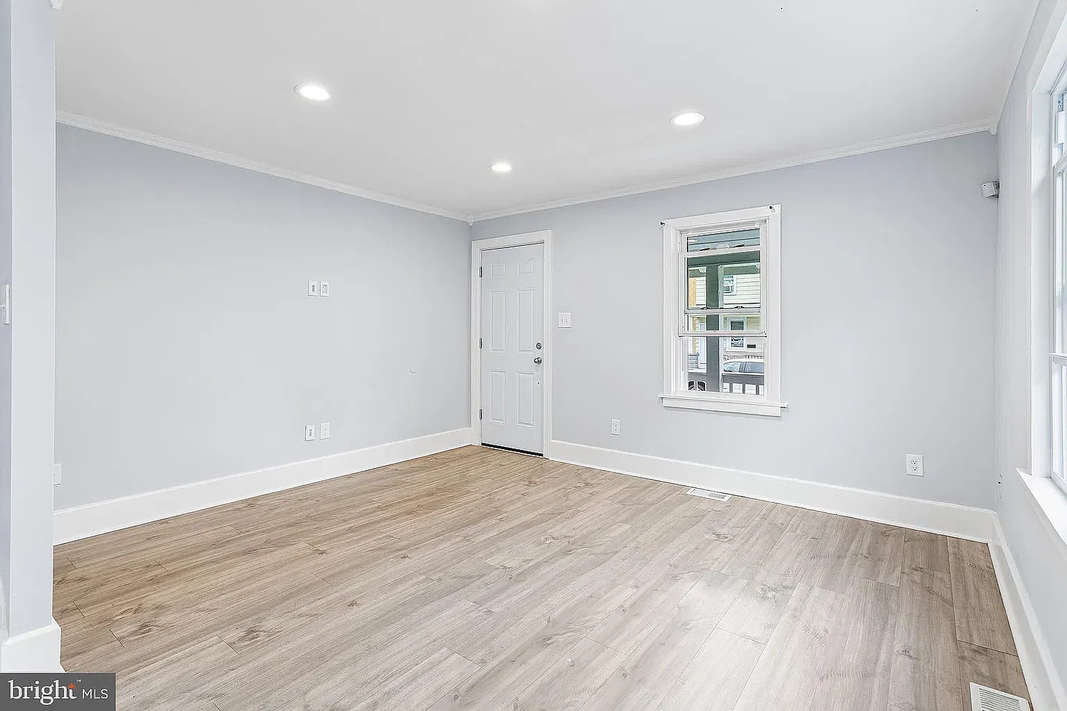 3 bed, 1008 sqft, $2,500 — Photo 2