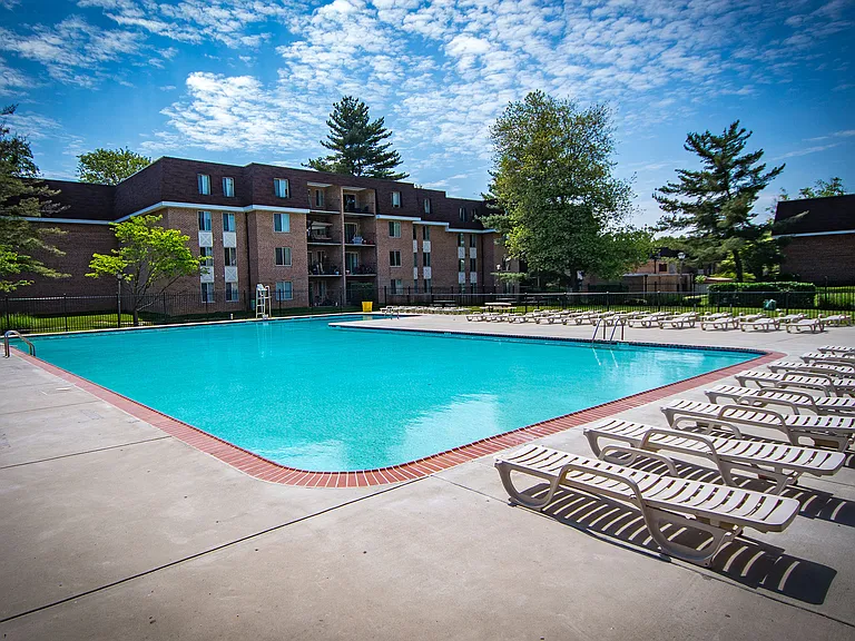 Oakton Park Apartments Pool 04