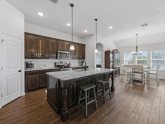 5th image of 122 Post Oak Way