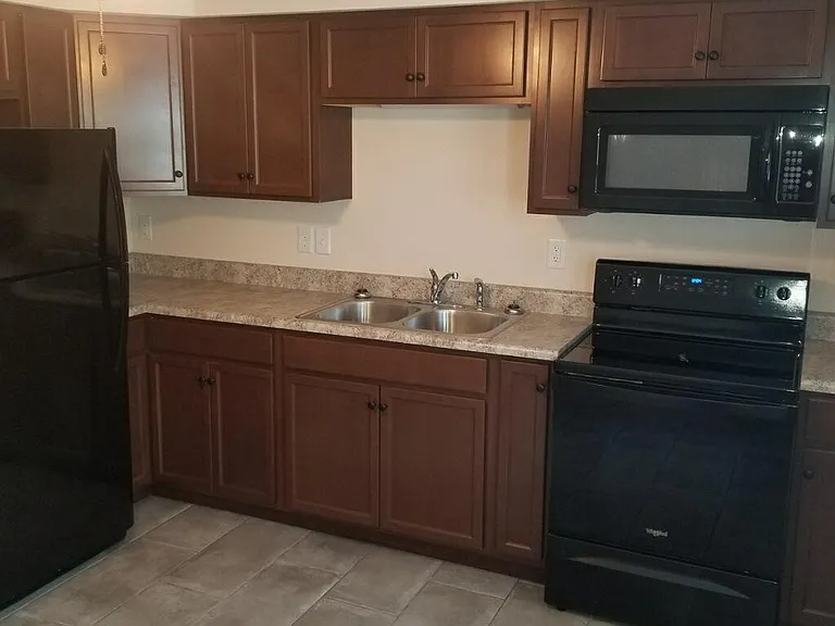 411 Meadow Dr — Photo 5