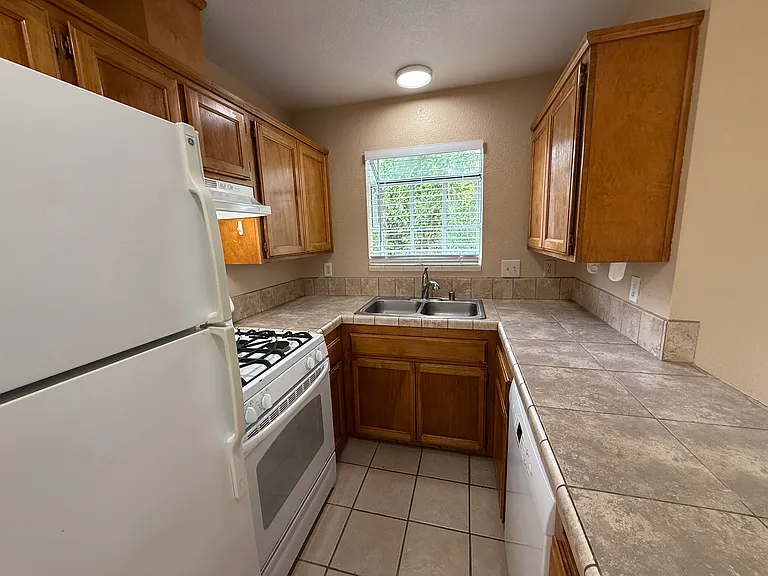458 Islay St #A — Photo 4