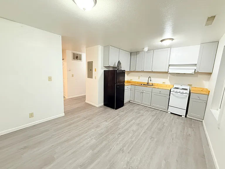 115 2nd St W #9 — Photo 1