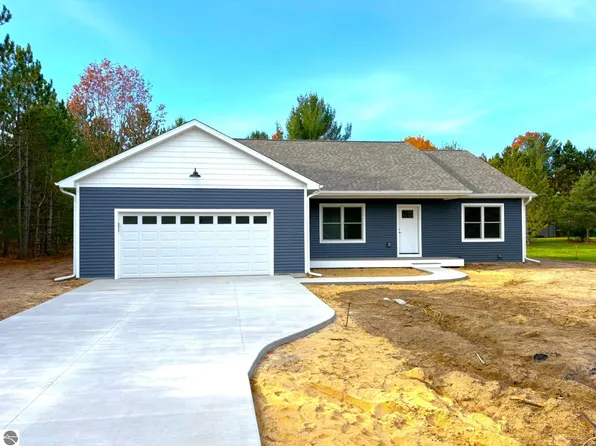 1880 Old Cabin Dr, Interlochen, MI 49643