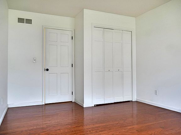 4th image of 456 Roxbury Rd