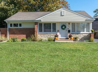 1041 Meadow Rd, Northbrook, IL 60062