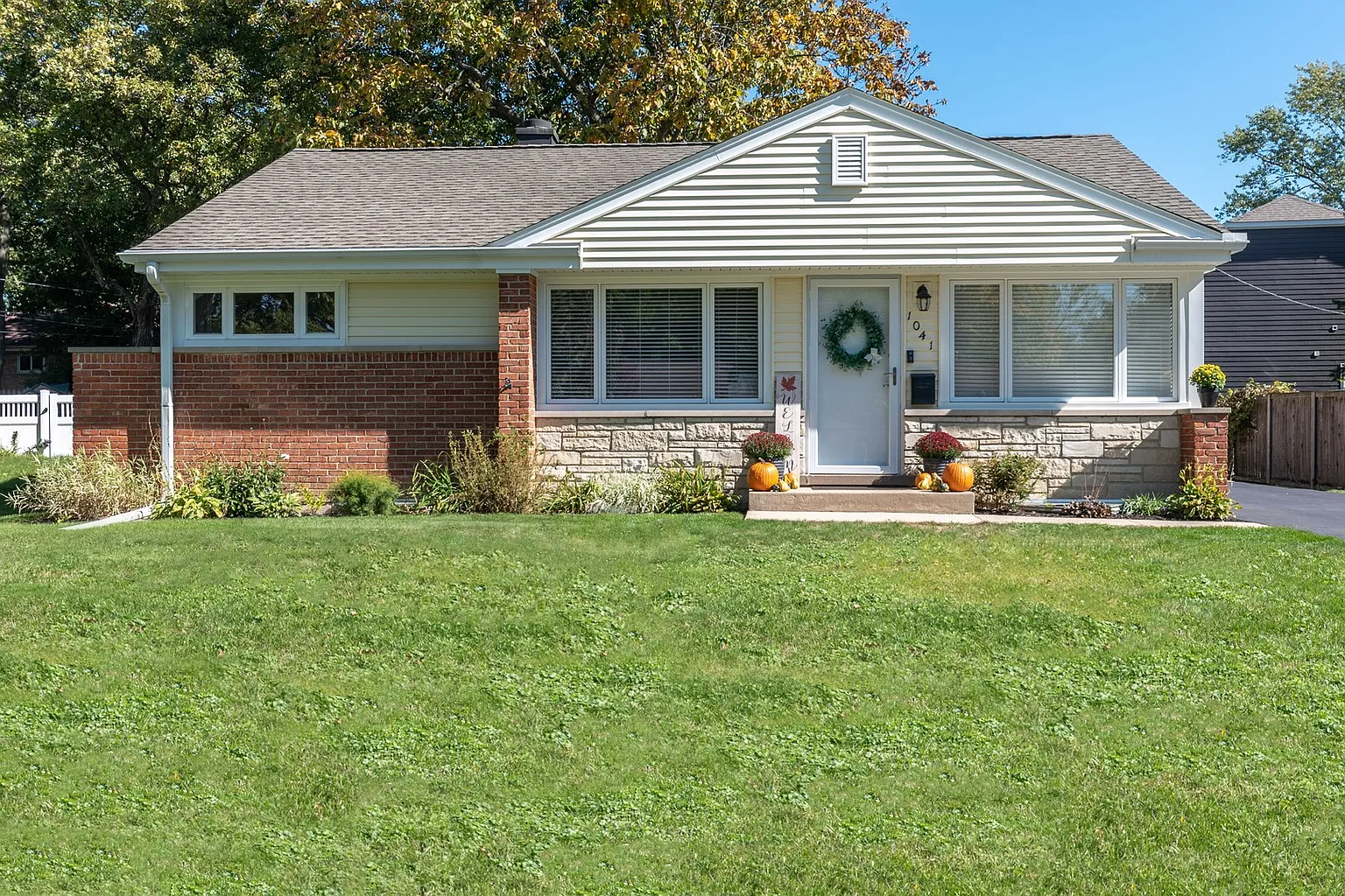 1041 Meadow Rd photo 1