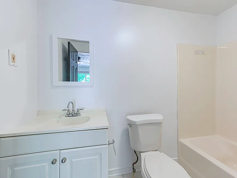 1208 Louis Ln — Photo 4