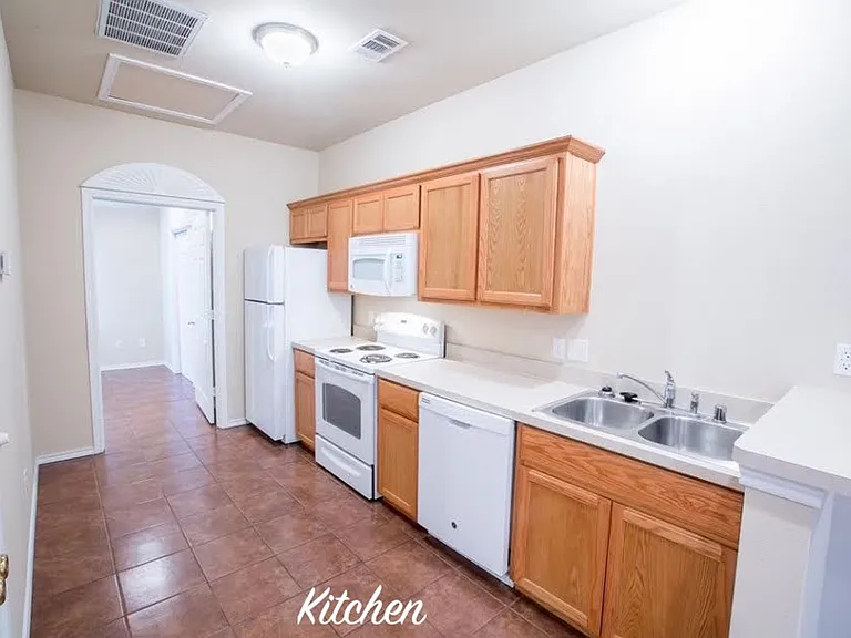 2400 Bryan St — Photo 5