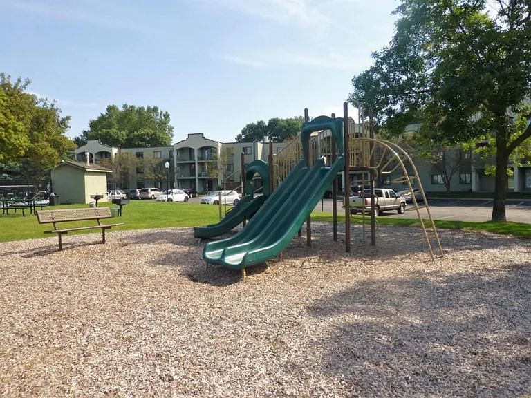Pondview Apartments — Photo 8