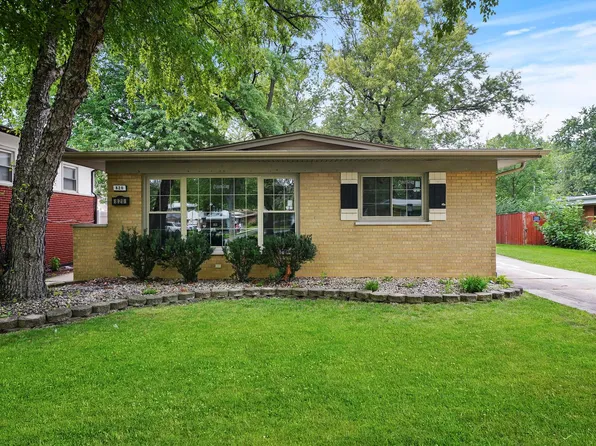 820 W Westwood Dr, Glenwood, IL 60425