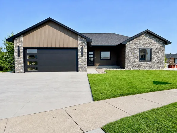 3613 Kings Ct, Spirit Lake, IA 51360