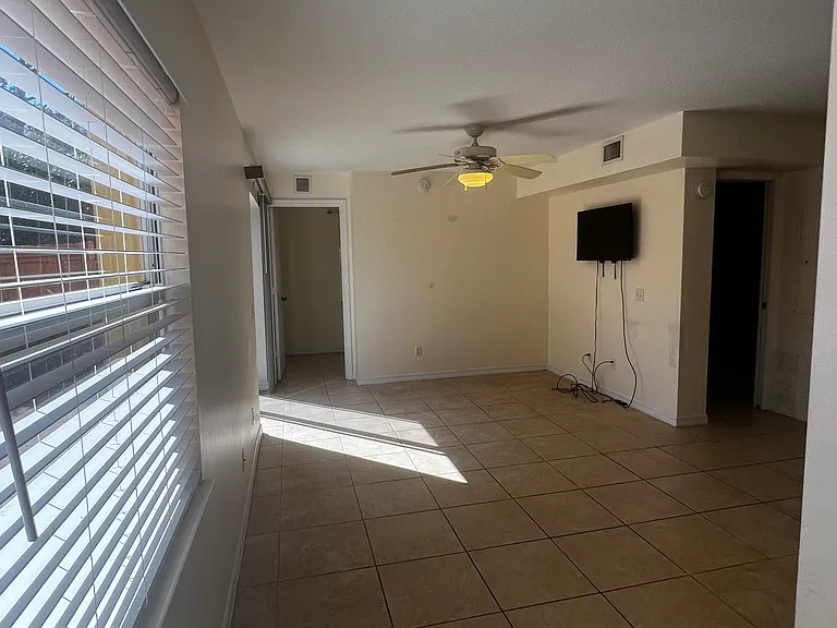 11195 Roseland Rd #1 — Photo 4
