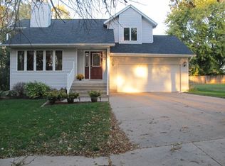 609 N 4th St, Le Claire, IA