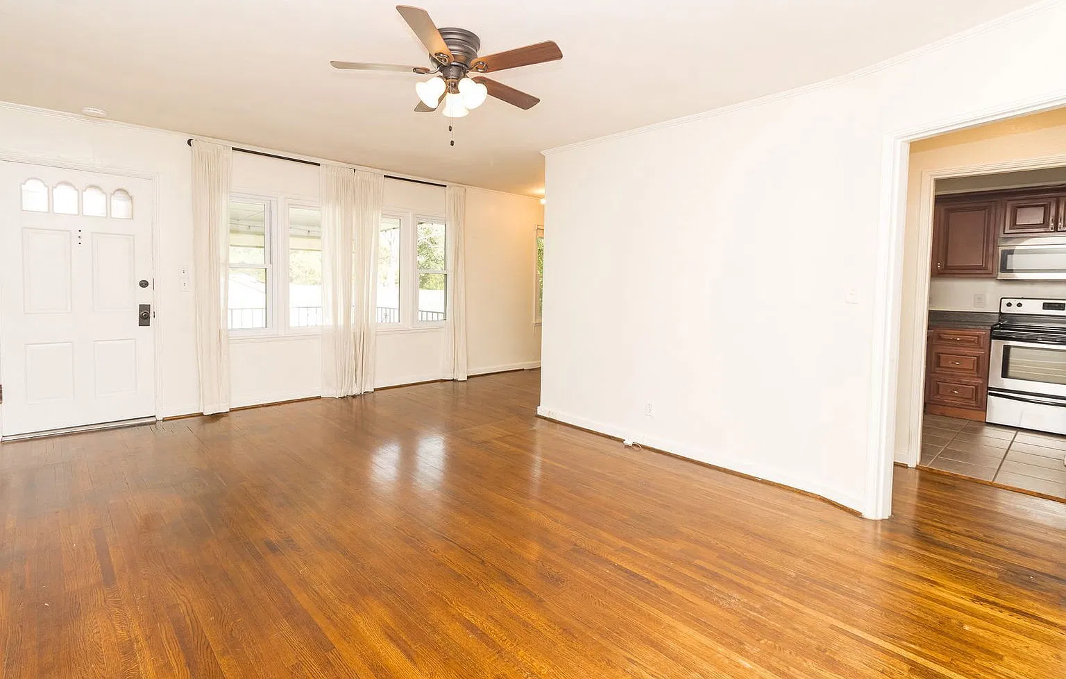 3 bed, 2.0 bath, 1417 sqft, $1,925 — Photo 3