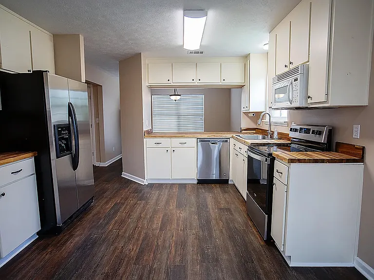 301 Lakeside Dr — Photo 7