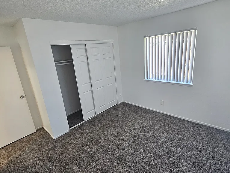Riverglen Apartments — Photo 12