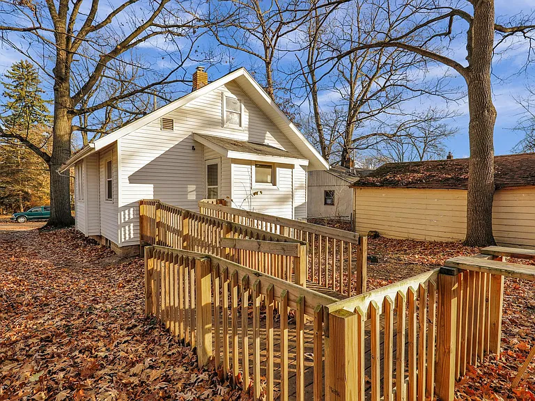 1206 Leslie St — Photo 18