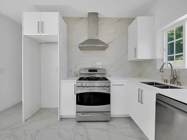 634 E Valencia Ave — Photo 9