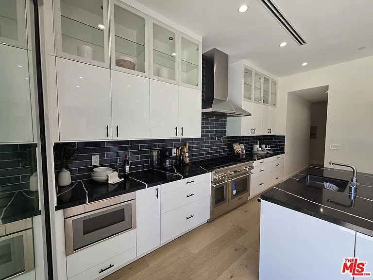 5012 Enfield Ave — Photo 17