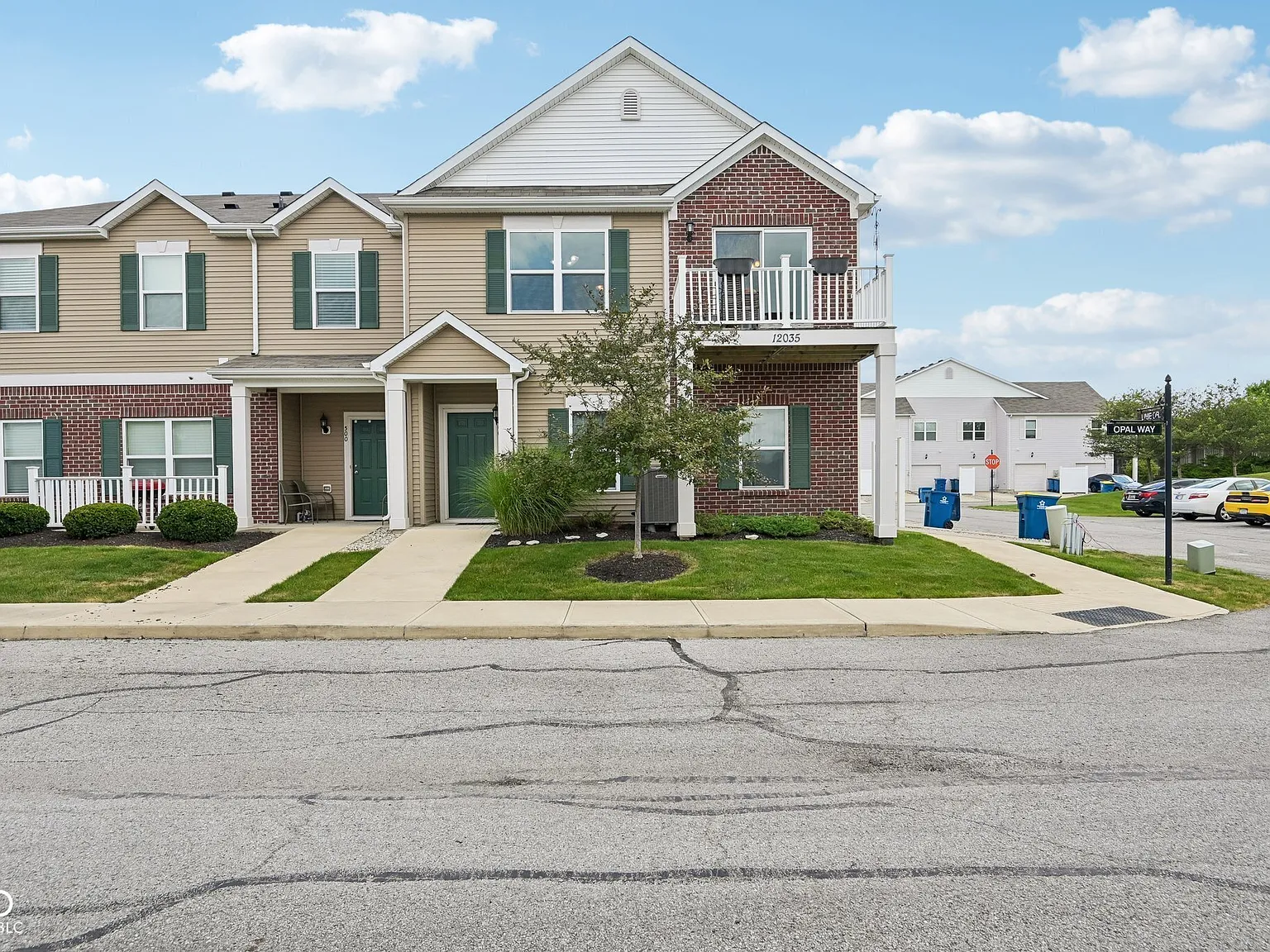 2 bed, 1.0 bath, 1048 sqft, $1,600 — Photo 1