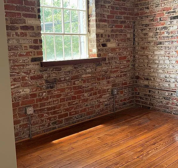 215 E Bank St — Photo 4