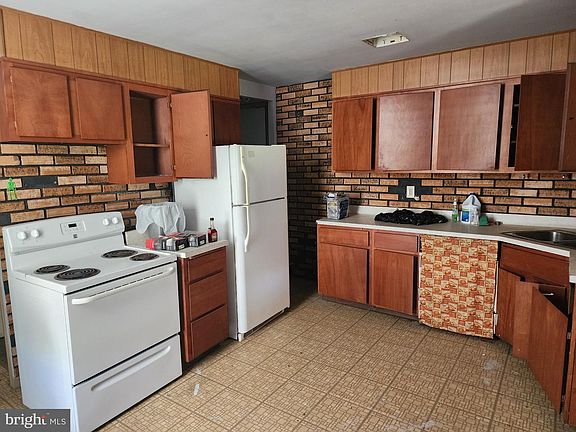4th image of 135 Center St #137
