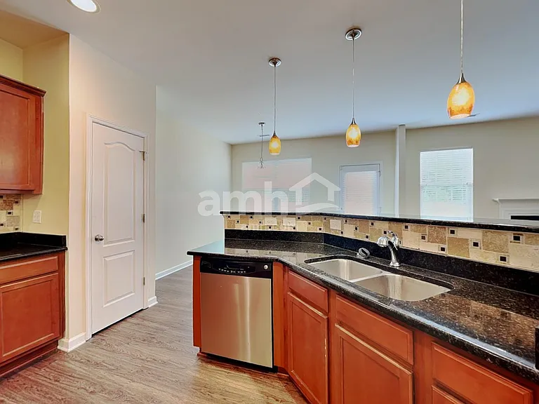 1324 Lombar St — Photo 4