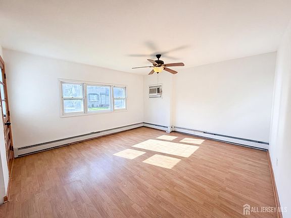 3rd image of 578 Garden Ave