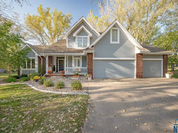 215 W Sawgrass Trl, Dakota Dunes, SD 57049