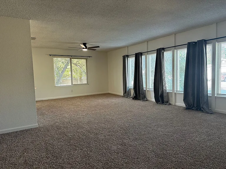 1441 Pleasant St — Photo 3
