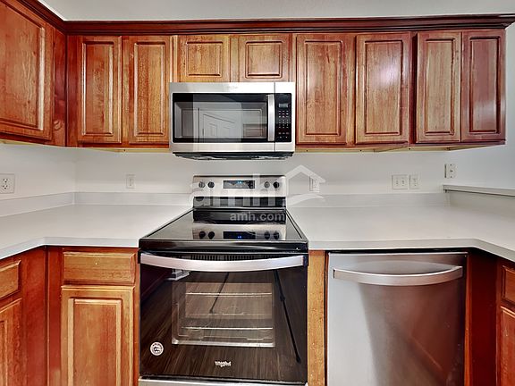 3rd image of 907 Meadowbrook Ln