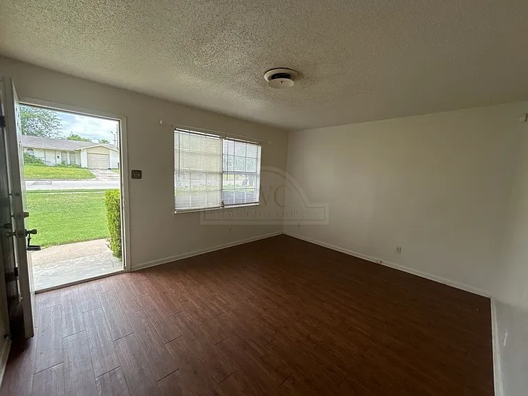 1205 Kathey Dr — Photo 2