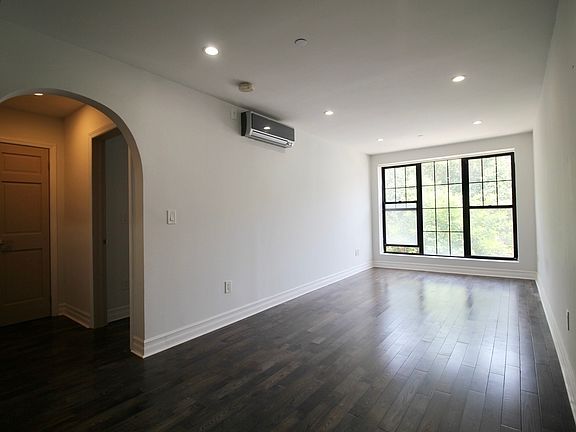 4th image of 94 Ryerson St #2