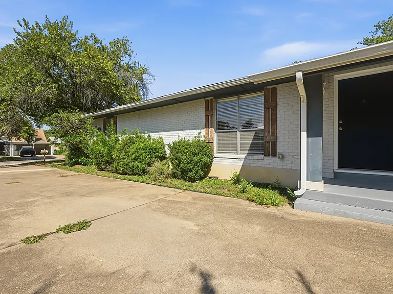 2712 Saint Edwards Cir #A — Photo 2