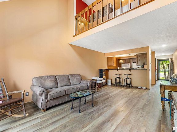 3rd image of 3342 N Willow Ct
