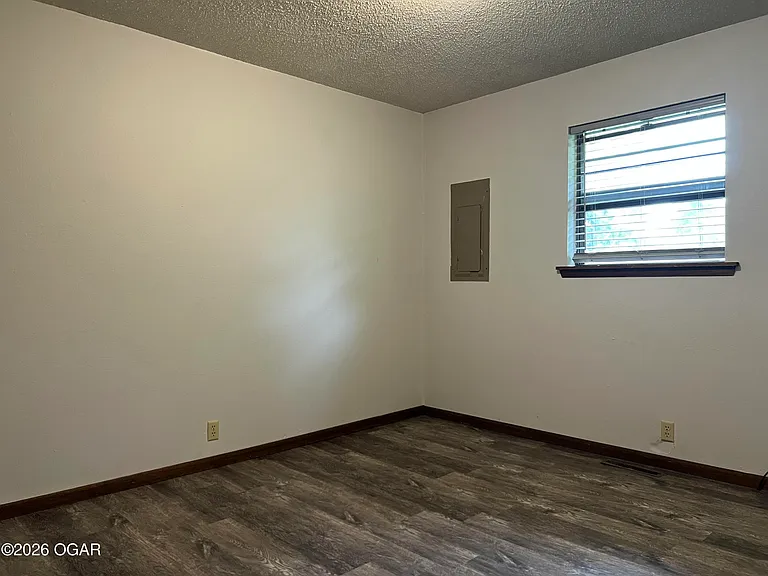3331 Hawthorn Dr — Photo 6