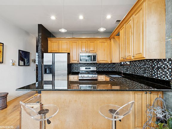 4th image of 921 N Hermitage Ave APT 3