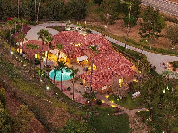 4th image of 1951 Cloverdale Rd