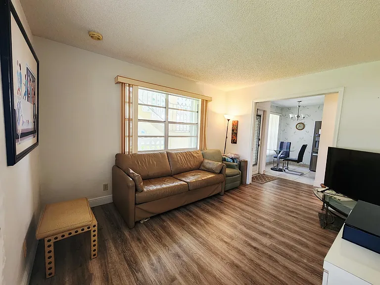 1560 NW 18th Ave #104 — Photo 5