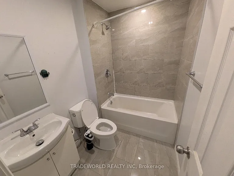 25 Linelle St #UPSTAIRS — Photo 8