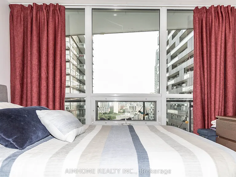 30 Roehampton Ave #2101 — Photo 9