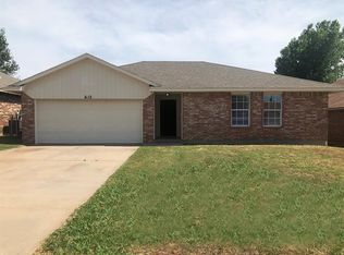 612 NW 21st St, Moore, OK 73160