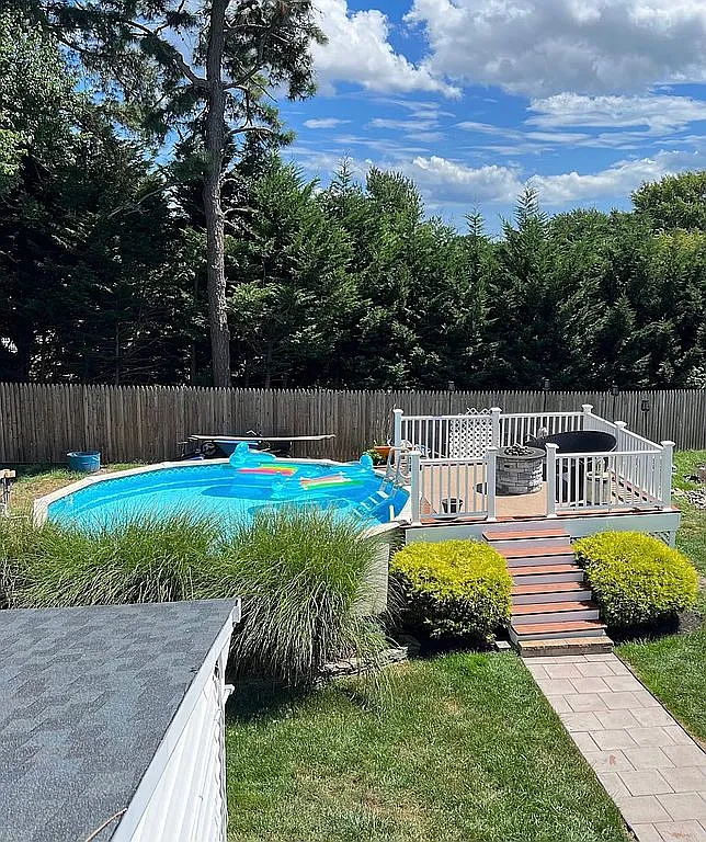 96 Roslyn Dr photo 1
