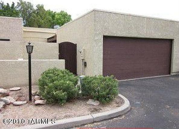 Double garage and gate entrance