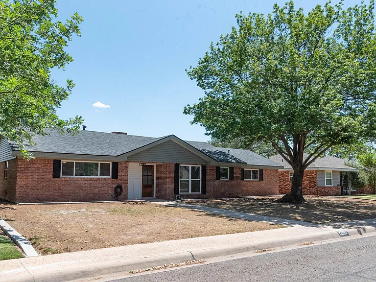 2601 Goddard Dr — Photo 2