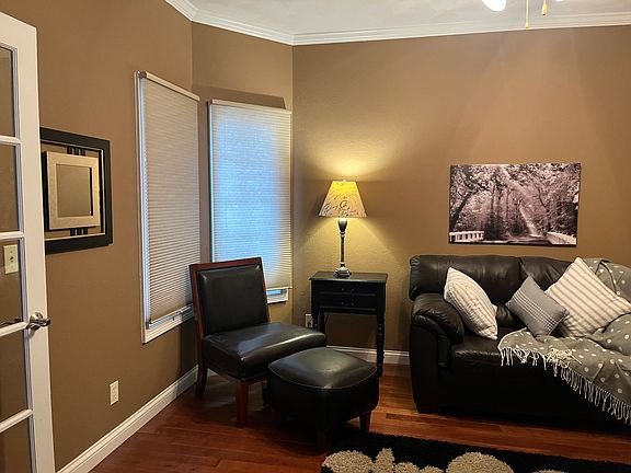 4th image of 321 Garnet Dr