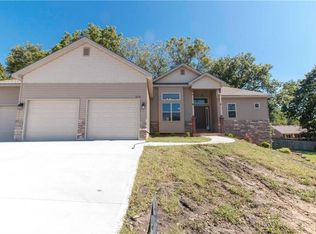 2713 Coop Dr, Saint Joseph, MO 64506