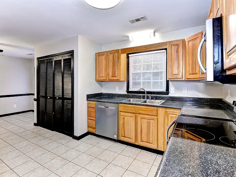 9106 Lost Forest Dr — Photo 12